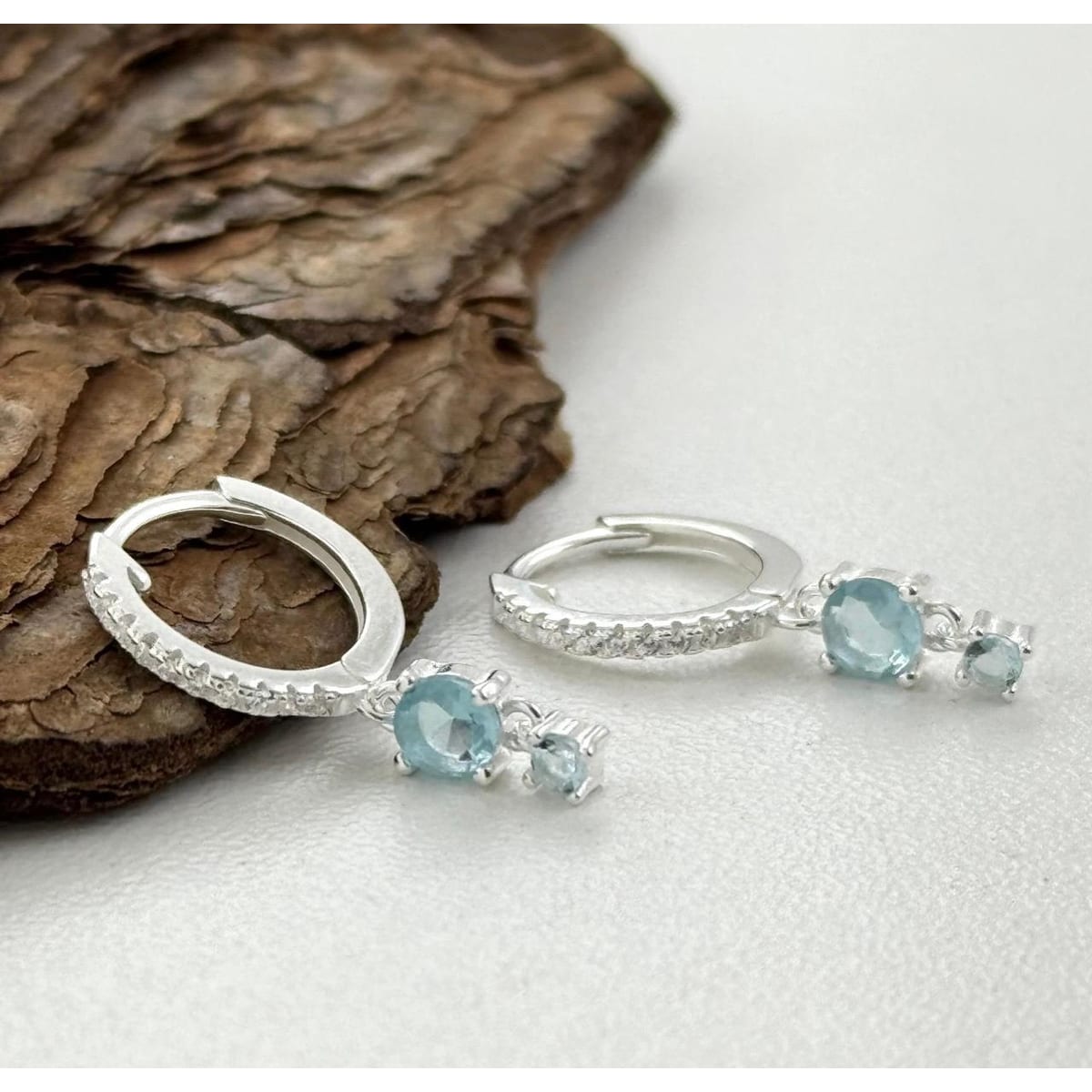 Argola Click Cravejada com Pingente Azul